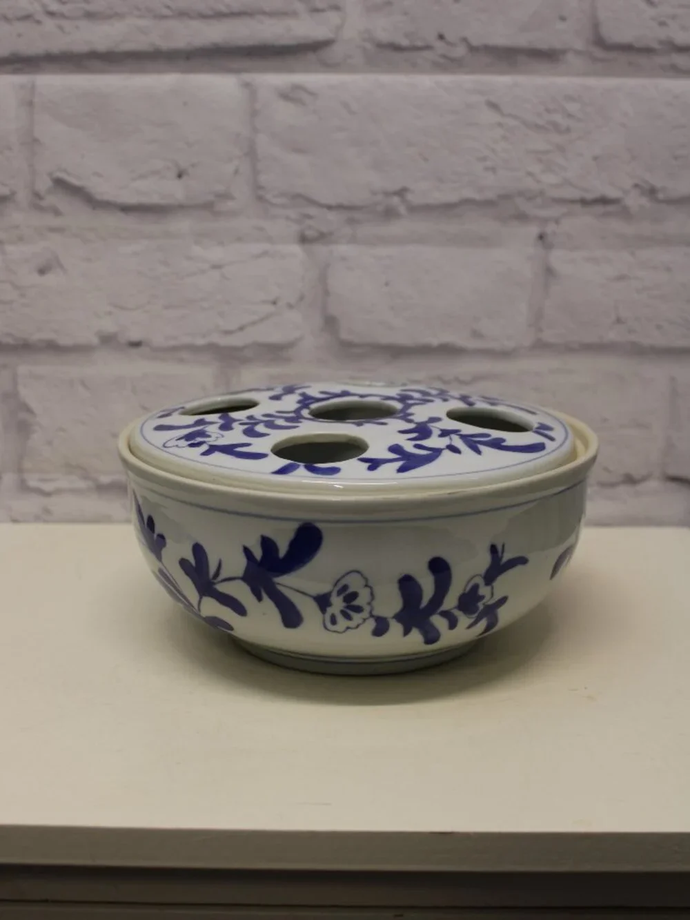 Vintage Bombay Company Gardeners Eden Blue Floral Motifs Ceramic Bulb Frog Vase